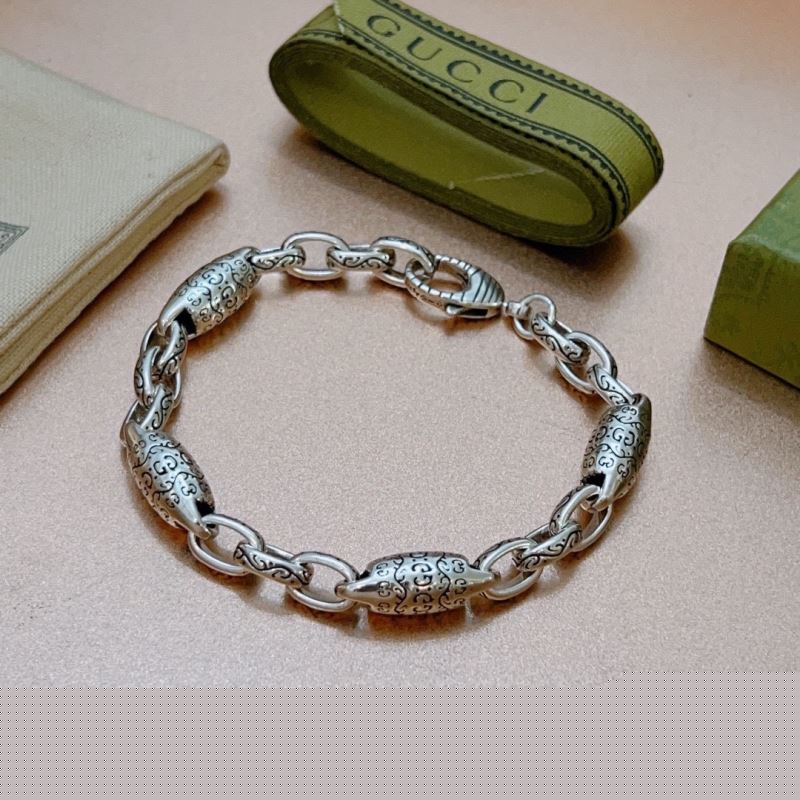 G*u*i bracelets